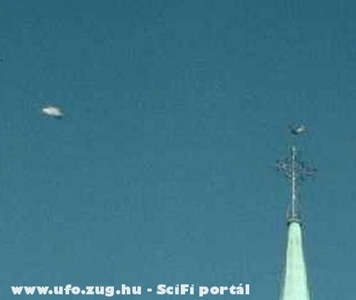 UFO a torony melett