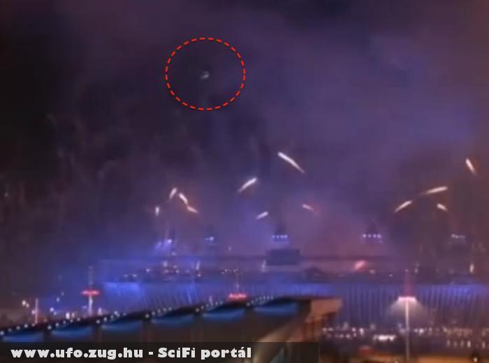 Tûzijáték közben felbukkanó UFO-k