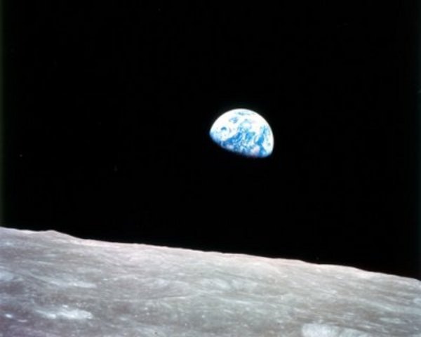 Az Apolló 8-as a holdról...
